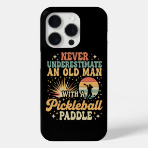 Coque iPhone 15 Pro Ne sous-estimez jamais un vieil homme avec un Pick