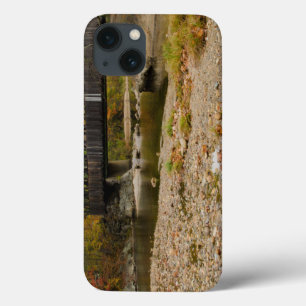 iPhone 13 Coque Newry Covered Bridge over river in autumn