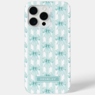 Coque iPhone 15 Pro Max Nœuds Coquette Aqua sur Rayures Monogrammées