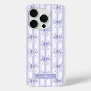 Coque iPhone 15 Pro Nœuds Coquette Violets sur Monogramme à Rayures