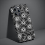 Coque Pour iPhone 14 Noir élégant Blanc moderne Mandala Nom du Motif<br><div class="desc">Élégant noir blanc moderne Mandala Motif personnalisé Nom personnalisé iPhone Smart Phone Boîtes dispose d'un motif mandala noir et blanc avec votre nom personnalisé dans la typographie de script moderne. Un cadeau élégant pour Noël, vacances, anniversaire, Fête des pères, fête des mères et plus encore. Conçu par ©Evco Studio www.zazzle.com/store/evcostudio...</div>