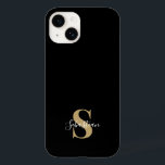 Coque Pour iPhone 14 Noir & Or | Nom personnalisé du monogramme initial<br><div class="desc">Ce design élégant de boîtier téléphonique présente un design moderne simple en noir et or. Faites l'un d'un étui téléphonique gentil avec l'initiale et le nom personnalisés. Ce sera un cadeau unique et cool pour quelqu'un de spécial ou vous-même. Si vous souhaitez modifier les polices ou la position, cliquez sur...</div>