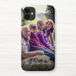Coque Pour iPhone 15 Nom de la famille de filtres lumineux personnalisé<br><div class="desc">Personnalisez facilement ce coque iphone avec vos photos de famille préférées personnalisées rehaussées d'un filtre ludique et nom écrit dans la calligraphie moderne.</div>