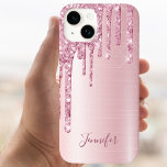Coque Pour iPhone 15 Nom de la poutre de la parties scintillant rose<br><div class="desc">Un étui téléphonique élégant,  girly et glam. Arrière - plan rose pâle et fausse parties scintillant goutte à goutte,  la peinture goutte à goutte. Insérez votre nom,  écrit avec un script de style moderne écrit à la main. Lettres de couleur or rose foncé.</div>