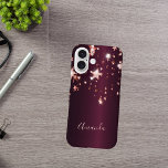 Coques iPhone 16 Nom des étoiles d'or rose de Bourgogne<br><div class="desc">Un étui téléphonique élégant,  girly et glam. étoiles d'or roses. Arrière - plan profond,  violet foncé. Insérez votre nom,  écrit avec un script de style moderne écrit à la main. Lettres de couleur rose.</div>