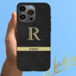 Coques iPhone 16 Pro Max Nom du monogramme en cuir noir Or<br><div class="desc">Monogramme et nom personnalisés. Texture en cuir noir avec lettrage Gold élégant (pas en cuir réel). Une idée de cadeau de fête des pères sophistiquée pour papa ou grand-père (mari / autre significatif). Peut aussi être une idée de cadeau de vacances ou de retraite parfaite. si vous avez besoin d'aide...</div>
