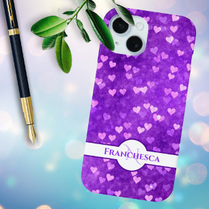 Coque Pour iPhone 15 Nom du monogramme personnalisé Purple Heart Bokeh