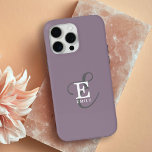 Coque iPhone 15 Pro Max Nom élégant unique et typographie de monogramme vi<br><div class="desc">Simple et féminine, cette élégante coque iphone élégante a une représentation de votre nom et monogramme avec des sérifs classiques et une typographie de script plus ornée dans une symétrie équilibrée. Les trois éléments se fondent dans une harmonie sophistiquée et créent votre propre logo de marque personnelle. Montré ici avec...</div>