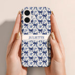 Coques iPhone 16 Nom personnalisé Elégant Vintage Floral Blue Bows<br><div class="desc">Partout,  transportez du charme ! Ce boîtier téléphonique est doté de fleurs vintages et d'arcs bleu foncé avec votre nom personnalisé,  élégant,  protecteur,  et parfaitement personnalisé.</div>