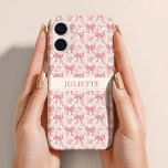Coques iPhone 16 Nom personnalisé Elegant Vintage Floral Blush Bows<br><div class="desc">Partout,  transportez du charme ! Ce boîtier téléphonique est doté de fleurs vintages et de somptueux arcs rose vif avec votre nom personnalisé,  élégant,  protecteur,  et parfaitement personnalisé.</div>