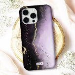 Coque iPhone 15 Pro Max Ombre Purple & Gold Moody Agate Moderne Monogramme<br><div class="desc">Protégez votre téléphone avec élégance grâce à cet élégant coque iphone "Ethereal Mist", au design captivant et aux accents métalliques imitant. Parfait pour les amateurs de luxe et d'art moderne, ce coque est disponible pour de nombreux modèles iPhone et Samsung, offrant à la fois des options Barely There et Tough...</div>
