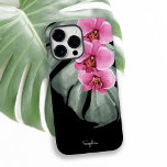 Coque Pour Pour iPhone 14 Pro Max Orchidées roses chaudes Flore tropicale avec votre<br><div class="desc">Ce design tropical unique a une ambiance de plage moderne. Il dispose d'un trio de roses chauds - orchidées fuchsia et d'une belle feuille de monstère aux aquarelles douces sur un élégant arrière - plan noir. Le design est à la fois sobre et élégant, avec un look tendance, dynamisé par...</div>