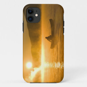 Coque iPhone 11 Pagaie dans la baie de Lily au lever du soleil, la