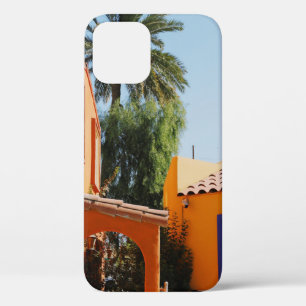 Case-Mate iPhone Case Palmier vert à côté du bâtiment en béton brun dans
