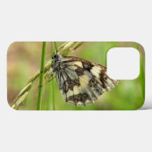 Coques Case-Mate iPhone Papillon blanc marbré sur l'herbe (Verso (horizontal))
