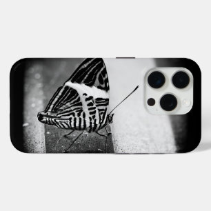 Coque iPhone 15 Pro papillon qui traverse