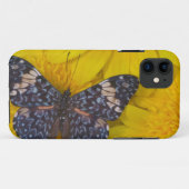 Coques Case-Mate iPhone Papillon sur une fleur jaune (Dos (Horizontal))