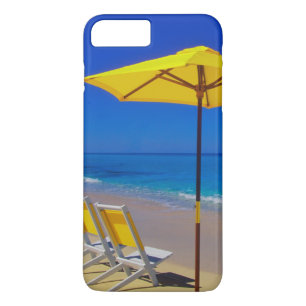 Coques Pour iPhone Parapluie de plage jaune et chaises sur une plage