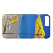 Coques Case-Mate iPhone Parapluie de plage jaune et chaises sur une plage (Dos (Horizontal))