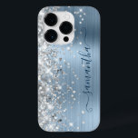 Coque Pour iPhone 14 Pro Parties scintillant Argent Lumière Bleu Glam Girl<br><div class="desc">Une parties scintillant d'or rose brillante et brillante se met en surbrillance sur le bord gauche sur un feuillet d'ombre métallique brossé bleu clair et pâle. La signature girly moderne dispose d'une police calligraphie élégante avec queues décoratives. Customisez les styles de police pour créer votre propre équipement téléphonique pour elle....</div>