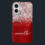 Coques iPhone 16 Parties scintillant argentée brillante Nom rouge<br><div class="desc">Customisez le script de style manuscrit moderne avec des glyphes swash pour créer votre propre coque personnalisé. Supprimez les symboles si vous voulez le script seul. Ajoutez une initiale de monogramme pour créer une combinaison initiale de prénom. Parties scintillant en faux argent et art numérique en métal rouge brossé imprimé...</div>