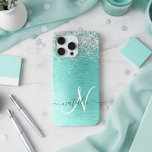 Coque iPhone 15 Pro Max Parties scintillant argentée turquoise en métal br<br><div class="desc">Personnalisez facilement ce design branché de boîtier de téléphone chic avec une jolie parties scintillant brillante en argent sur un arrière - plan métallique brossé turquoise.</div>