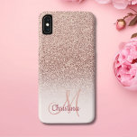Case-Mate iPhone Case Parties scintillant d'or Rose de fille personnalis<br><div class="desc">Une coutume moderne et élégante, un coque rose personnalisé avec nom et monogramme moderne sur une parties scintillant sombre en or faux rose et un bloc de couleur rose pastel. Cette jolie image imprimée de classe est féminine, glamour, élégante et luxueuse. Ce coque personnalisé chic, pétillant et chic a pour...</div>