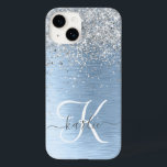 Coque Pour iPhone 14 Parties scintillant en argent brossé bleu Nom du m<br><div class="desc">Personnalisez facilement ce design branché de boîtier de téléphone chic avec une jolie parties scintillant brillante en argent sur un arrière - plan métallique brossé bleu.</div>