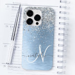 Coque Pour iPhone 14 Pro Parties scintillant en argent brossé bleu Nom du m<br><div class="desc">Personnalisez facilement ce design branché de boîtier de téléphone chic avec une jolie parties scintillant brillante en argent sur un arrière - plan métallique brossé bleu.</div>