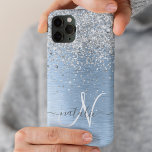 Coque iPhone 15 Pro Parties scintillant en argent brossé bleu Nom du m<br><div class="desc">Personnalisez facilement ce design branché de boîtier de téléphone chic avec une jolie parties scintillant brillante en argent sur un arrière - plan métallique brossé bleu.</div>