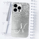 Coque Pour Pour iPhone 14 Pro Max Parties scintillant en métal brossé argenté Nom du<br><div class="desc">Personnalisez facilement ce design branché de boîtier de téléphone chic avec une jolie parties scintillant brillante en argent sur un arrière - plan métallique brossé en argent.</div>