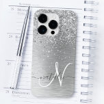 Coque Pour iPhone 14 Pro Parties scintillant en métal brossé argenté Nom du<br><div class="desc">Personnalisez facilement ce design branché de boîtier de téléphone chic avec une jolie parties scintillant brillante en argent sur un arrière - plan métallique brossé en argent.</div>