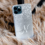 Coque iPhone 15 Pro Parties scintillant en métal brossé argenté Nom du<br><div class="desc">Personnalisez facilement ce design branché de boîtier de téléphone chic avec une jolie parties scintillant brillante en argent sur un arrière - plan métallique brossé en argent.</div>