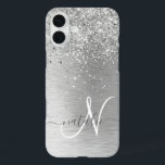 Coques iPhone 16 Plus Parties scintillant en métal brossé argenté Nom du<br><div class="desc">Personnalisez facilement ce design branché de boîtier de téléphone chic avec une jolie parties scintillant brillante en argent sur un arrière - plan métallique brossé en argent.</div>