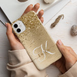 Coque Pour iPhone 14 Parties scintillant en métal brossé or Nom du mono<br><div class="desc">Personnalisez facilement ce design branché de boîtier de téléphone chic avec une jolie parties scintillant dorée brillante sur un arrière - plan métallique brossé en or.</div>