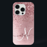 Coque iPhone 15 Pro Parties scintillant en métal brossé rose pâle Nom<br><div class="desc">Personnalisez facilement ce design branché de boîtier de téléphone chic avec une jolie parties scintillant brillante rose vif sur un arrière - plan métallique brossé rose vif.</div>