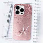 Coque Pour iPhone 14 Pro Parties scintillant en métal brossé rose pâle Nom<br><div class="desc">Personnalisez facilement ce design branché de boîtier de téléphone chic avec une jolie parties scintillant brillante rose vif sur un arrière - plan métallique brossé rose vif.</div>