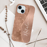 Coque Pour iPhone 15 Parties scintillant métal Rose or personnalisé<br><div class="desc">Personnalisez facilement ce boîtier rose en métal brossé or et en faux parties scintillant glamour à motif de téléphone avec votre propre nom personnalisé.</div>