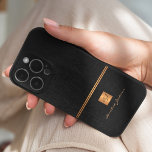 Case-Mate iPhone Case Parties scintillant or élégant luxe noir monogramm<br><div class="desc">Classy bureau exclusif ou étui de téléphone monogrammed personnel avec un carré de parties scintillant en or métallique en faux cuivre avec vos initiales de nom monogramme et une bande brillante sur un arrière - plan en faux cuir noir élégant. Convient aux professionnels des petites entreprises, des entreprises ou des...</div>