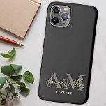 Case-Mate iPhone Case Personnalisé Avec Le Nom Black Gold Moderne Monogr<br><div class="desc">Voici le coque iphone Monogramme moderne Black Gold Personnalisé - un accessoire sophistiqué et personnalisable qui combine un style personnalisé et une protection de téléphone haut de gamme. Ce boîtier de téléphone monogramme est doté d'un nom personnalisé et d'un monogramme en écriture cursive stylisée, créant un look signature pour vous....</div>