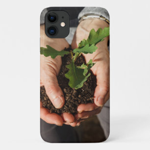 Case-Mate iPhone Case Petit chêne dans les mains d'une femme