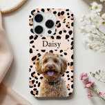 Coque iPhone 15 Pro Photo de chien Empreinte de léopard personnalisée<br><div class="desc">Montrez votre amour pour votre ami furieux avec ce coque iphone élégant et personnalisé ! Cette couverture téléphonique empreinte de léopard personnalisée comporte une photo de votre chien bien-aimé avec leur nom affiché en évidence, ce qui en fait l'accessoire parfait pour tout amoureux des animaux de compagnie. Fabriqué avec des...</div>