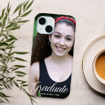 Coque Pour iPhone 15 Photo Moderne Graduate Custom 2025 Graduation<br><div class="desc">Cette élégante typographie blanche superpose la photo coque iphone photo diplômé avec un script blanc chic sur votre photo de diplôme d'études secondaires ou collégiales. Customisez avec votre nom et votre classe sous la belle calligraphie pour un grand gardien pour un parent fier.</div>
