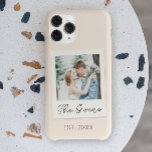 Coque Pour iPhone 14 Pro Photo personnalisé Date de couple Nouvellement mar<br><div class="desc">Ceci est un Étui pour iPhone avec photo personnalisée Date de couple Nouvellement mariés Famille !</div>