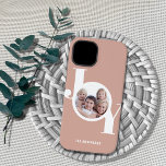 Coque Pour iPhone 14 Photo personnalisée Blush Rose Rose Rose Rose<br><div class="desc">Ce boîtier de téléphone photo moderne comprend une seule photo et le mot JOY dans la typographie élégante sur un arrière - plan doré rose vif,  rose. Facilement personnalisable avec votre photo et votre nom.</div>