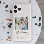 Coque Pour iPhone 14 Pro Photo personnalisée Date Couple Famille nouvelleme<br><div class="desc">Ceci est une photo personnalisée Date Couple Nouveau coque iphone de famille marié!</div>