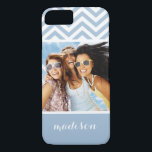 Etui iPhone Case-Mate Photo personnalisée et nom Chevron bleu clair<br><div class="desc">Arrière - plan Chevron texturé bleu clair et blanc © et ® Bigstock® - Tous droits réservés.</div>