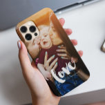 Coque iPhone 15 Mini Photo superposée "Amour"<br><div class="desc">Emportez vos moments les plus spéciaux avec vous partout avec ce monogramme contemporain et design photo personnalisé. Coincé.</div>