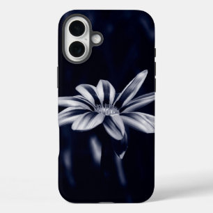 Coques iPhone 16 Plus Photographie de fleur de Gazania monochrome bleue