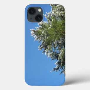 Etui iPhone 13 Pin sylvestre enneigé sur fond de ciel bleu